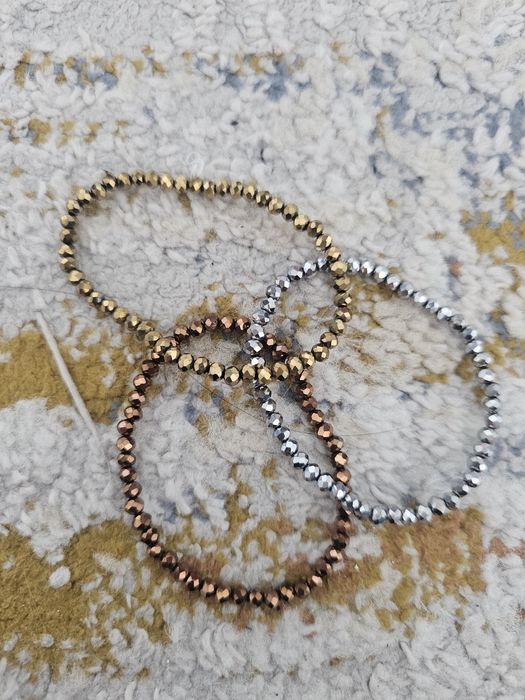 Гривни от мънисти