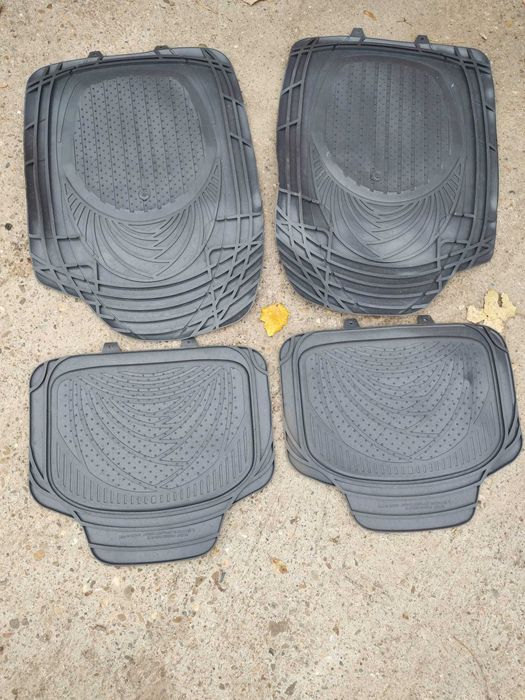 set 4 bucati covoras /pres auto universal din cauciuc