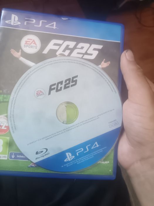 PS 4 schimb cu telefon iPhone sau Samsung ceva bun este de 1T și vine cu doua manete plus FC 25 GTA 5 și UFC 4