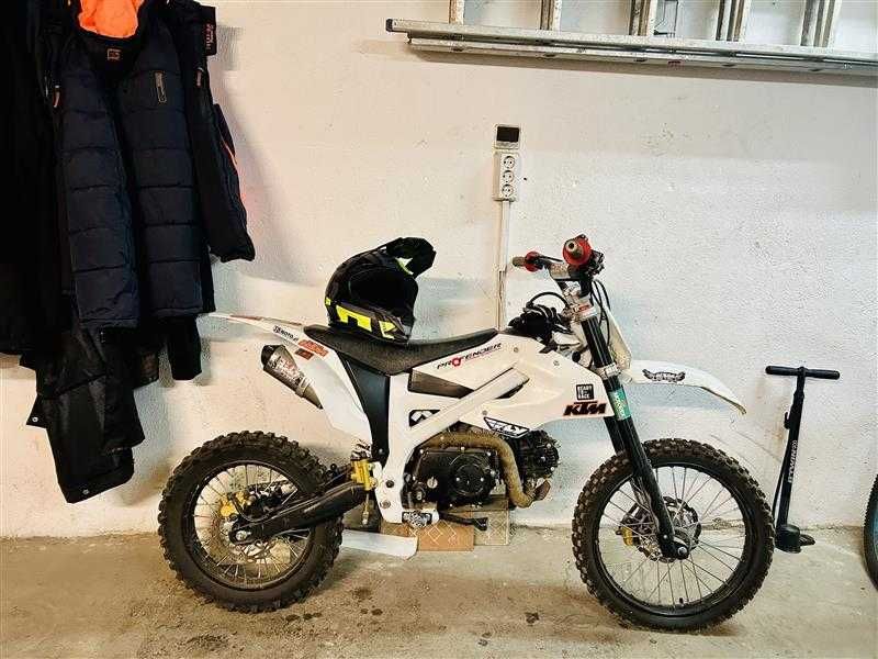 Продавам детски ендуро - кросов мотор със стартер 125сс