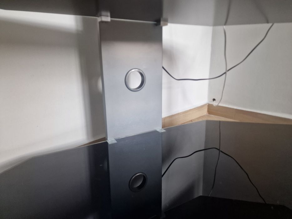 Стъклена стойка за телевизор нова.