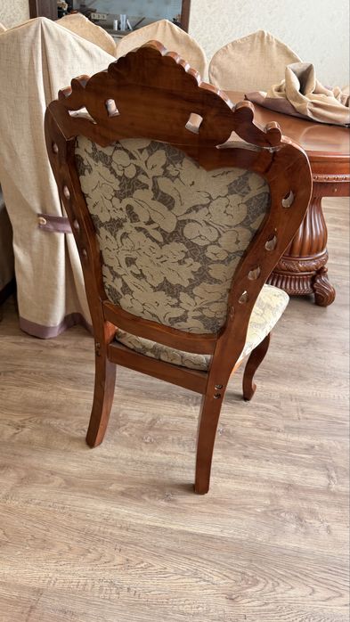 Деревянный стол и стулья 12