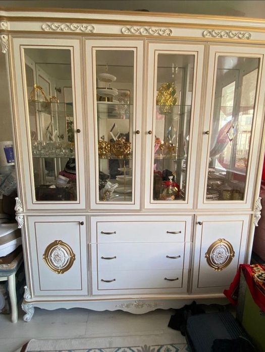 Сервант с витриной