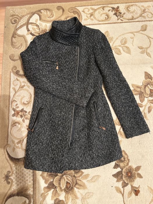 Продам два вида пальто в нормальном состояние