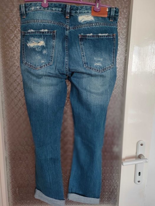 Дамски дънки Pull & Bear на кръпки, в отлично състояние. 36 номер.