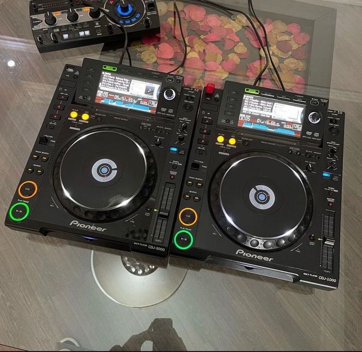 Pioneer CDJ 2000players / flightcases