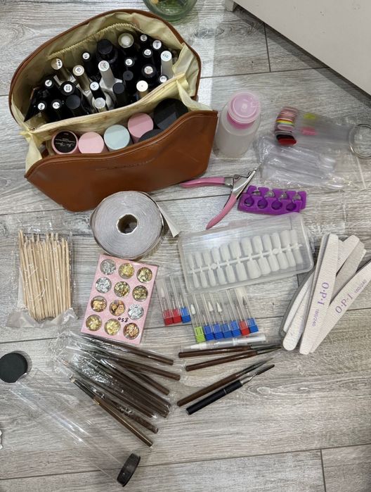 маникюрный столик со всеми материалами