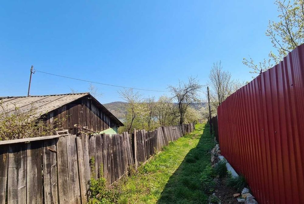 CASA SI CURTE Teliuc  vedere spre lac