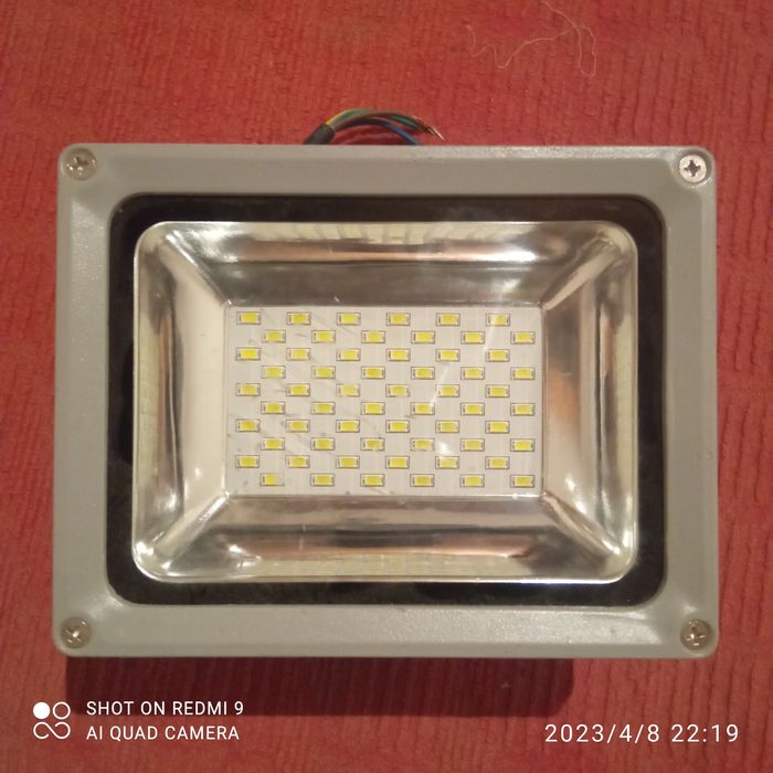 Прожектор   сотилади