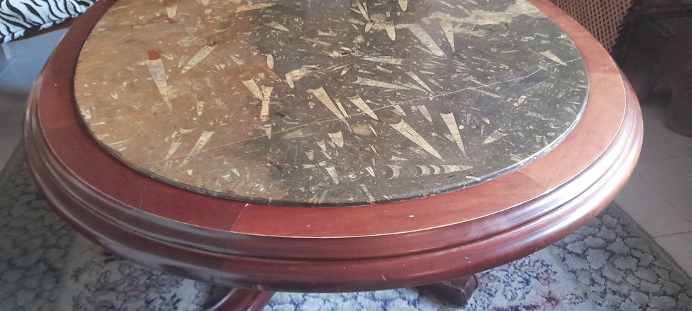 Масивна холна маса с мраморен плот