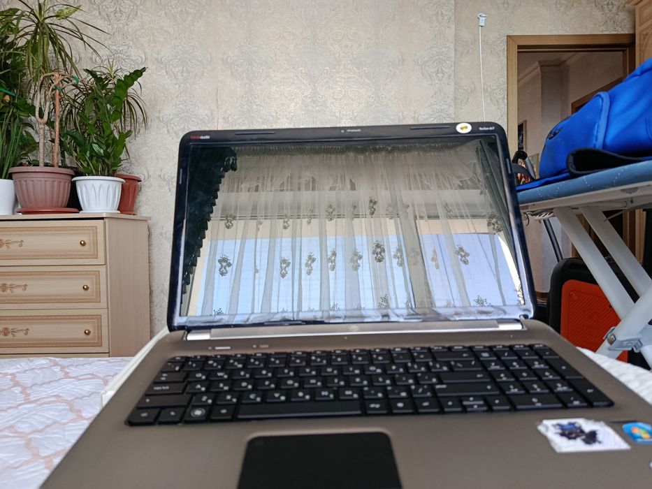 На продаже два ноутбука, MacBook и HP