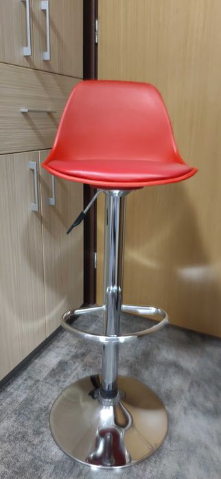 Бар стол в червено