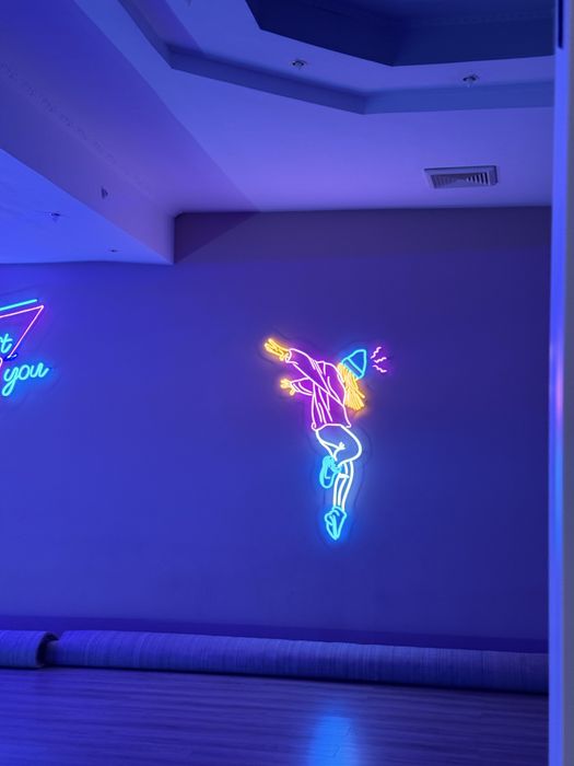 Неон Реклама Баннер Резка