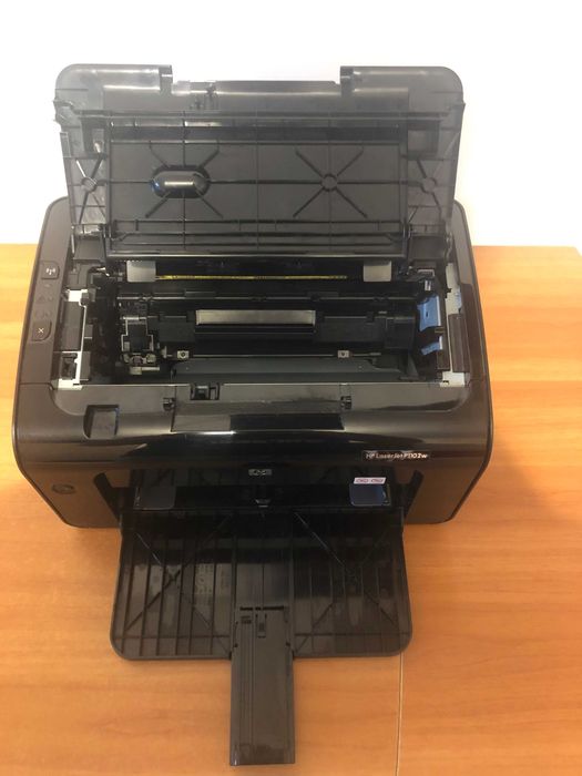 Imprimanta WiFi Laser HP P1102W alb negru,scanare print si scanare din telefon,stare excelenta