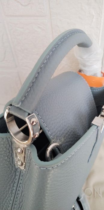 Светло синя baby blue Louis V