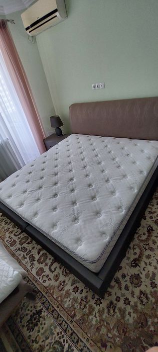 Кровать, стол, тумбы