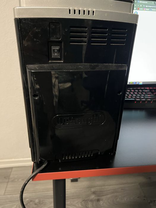 Vand aparat de cafea DeLonghi