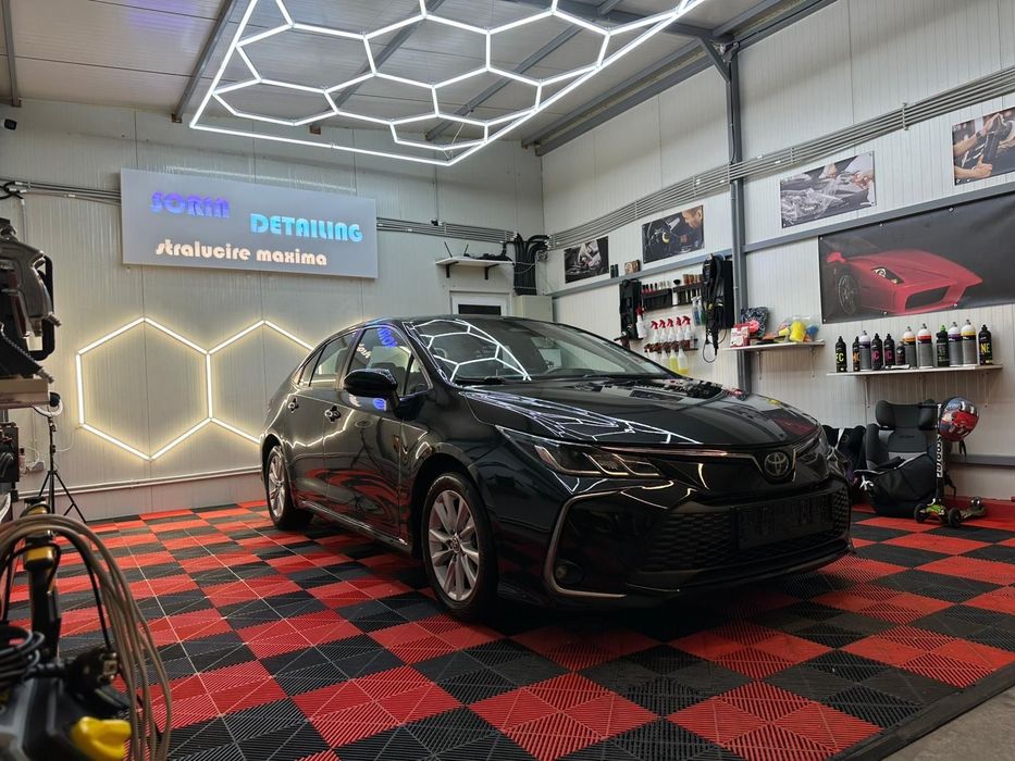 Toyota Corolla 1.8 Hybrid, prima înmatriculare 12.2023, înmatriculată în România 2026
