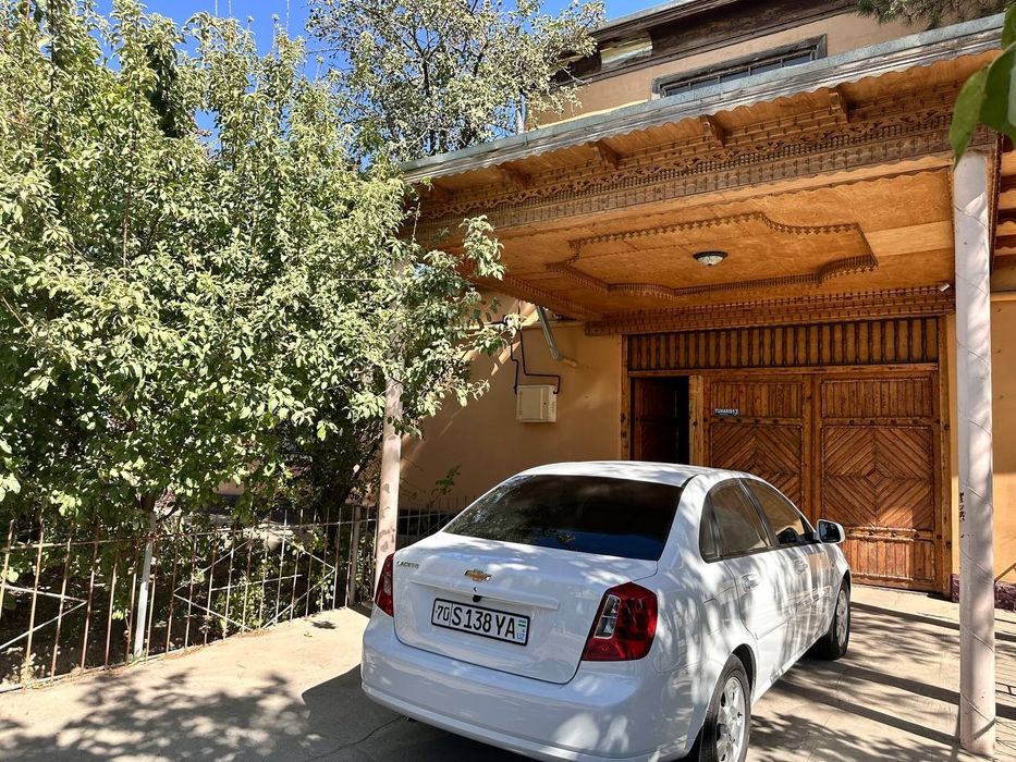 Карши шахарнинг марказидан 2 каватли  шинам ва катта майдонли ховли со