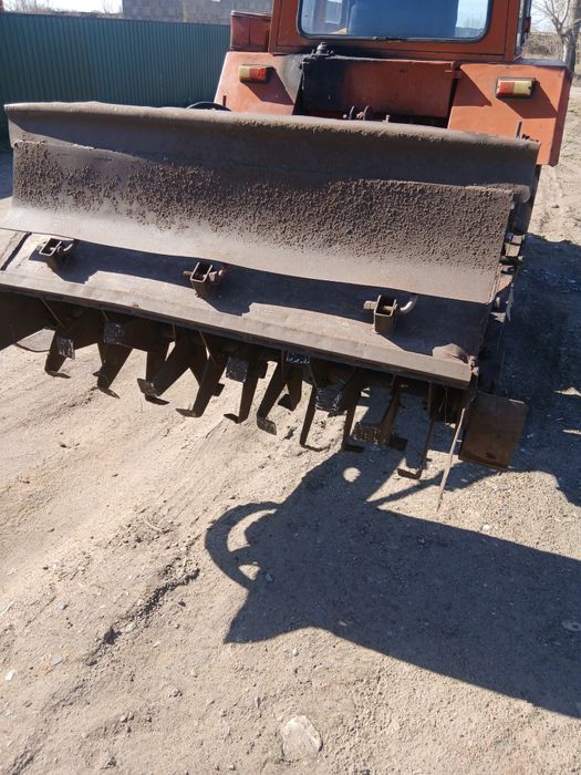 Вспашка земли плуг, фреза