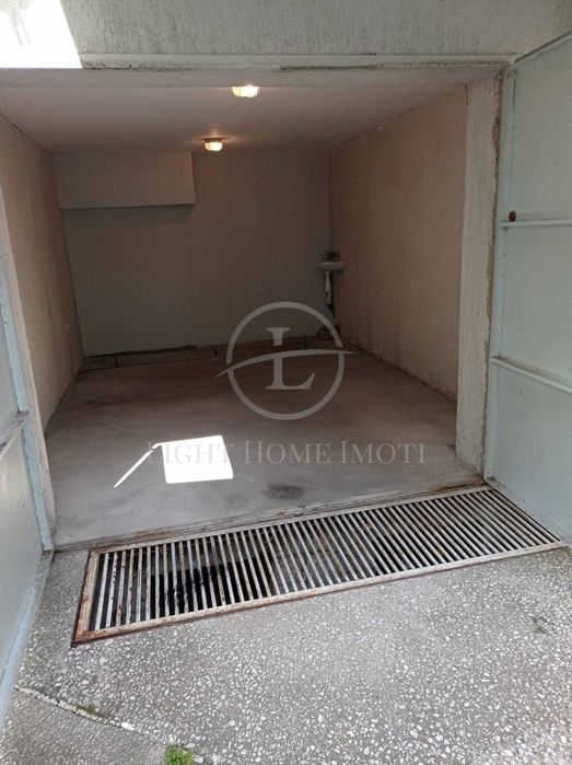 Продава се Гараж / Паркомясто в Пловдив, Център - 18 кв.м за 1556 €/кв.м - Снимка #2