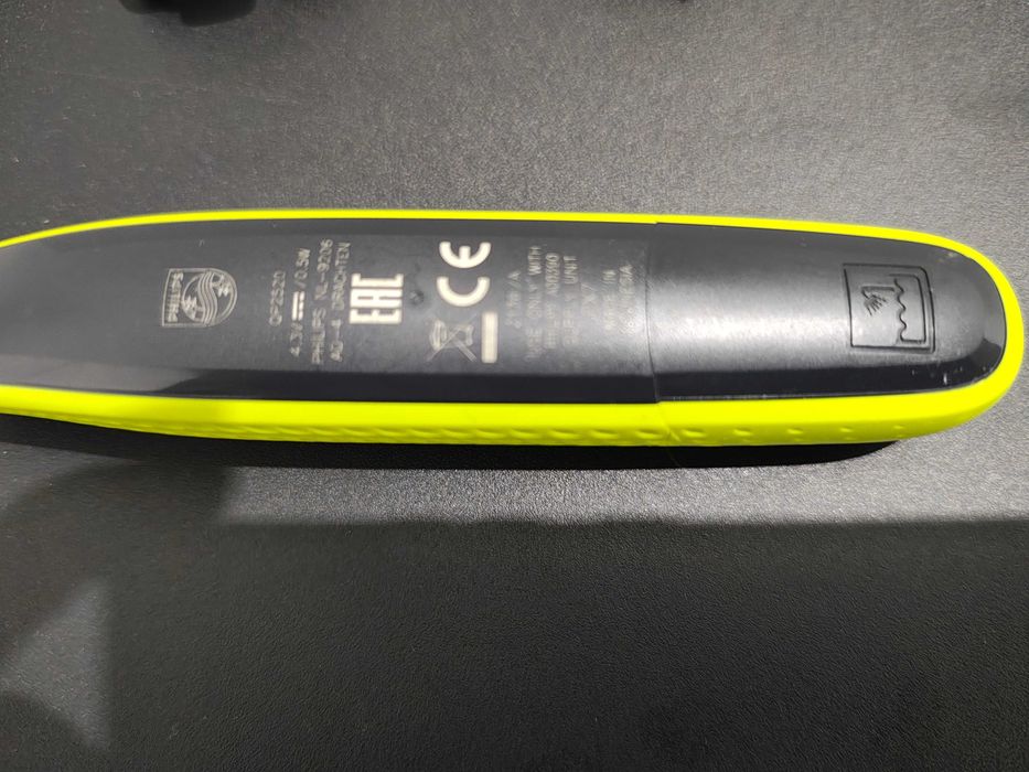 Тример Philips OneBlade Hybrid Electric Trimmer and Shaver, QP2520