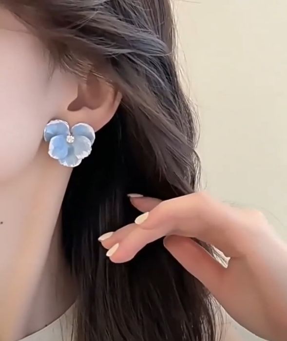 Великолепные сережки в нежно голубом цвете в ракушке