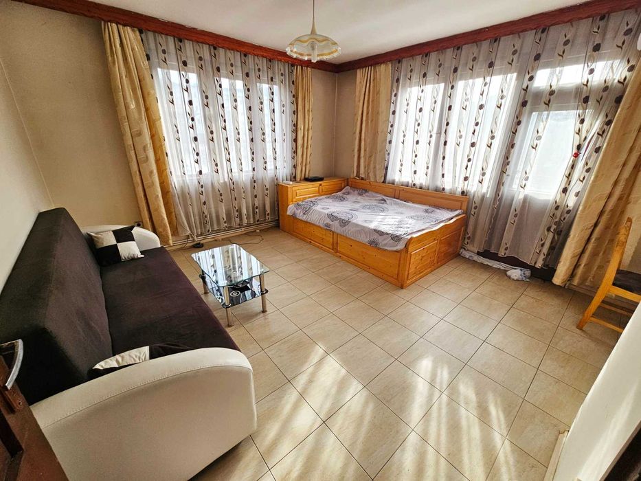 3-етажна къща с двор и гараж в идеален център на Велинград