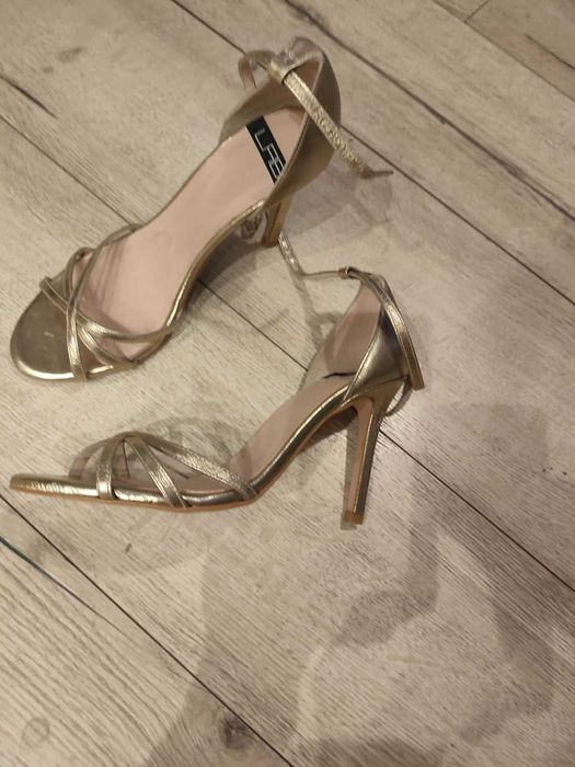 Продавам нови сандали