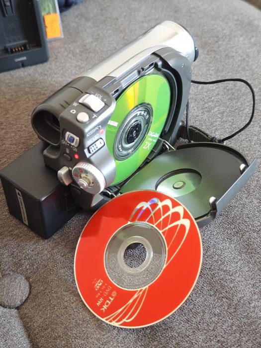 Видеокамера Panasonic VDR-D160
Panasonic VDR-D160