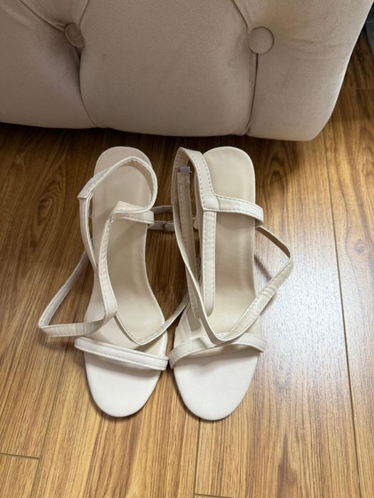 Sandale albe .   .