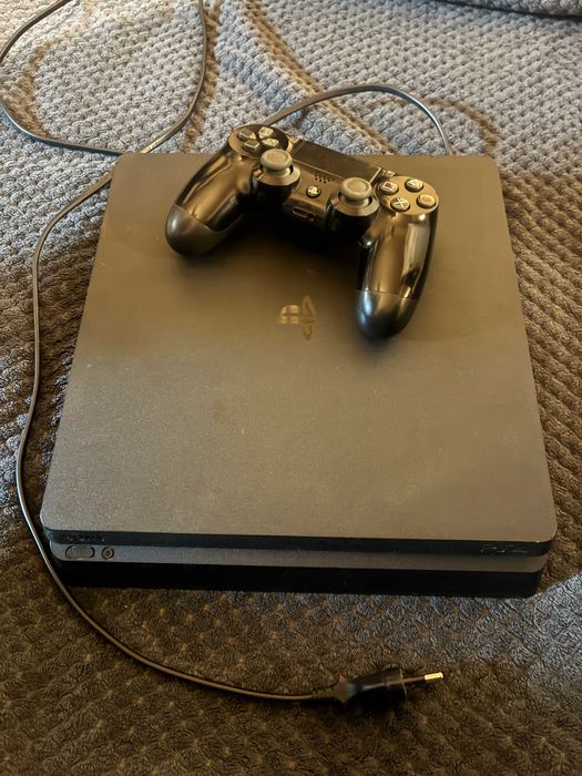 Продавам PlayStation 4 Slim 500GB