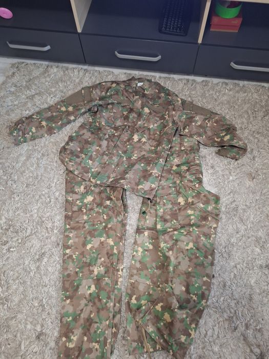 Vând ținută combat