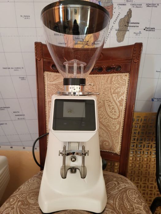 Продается кофемашина Nuova Simonelli Cafes1s и кофемолка