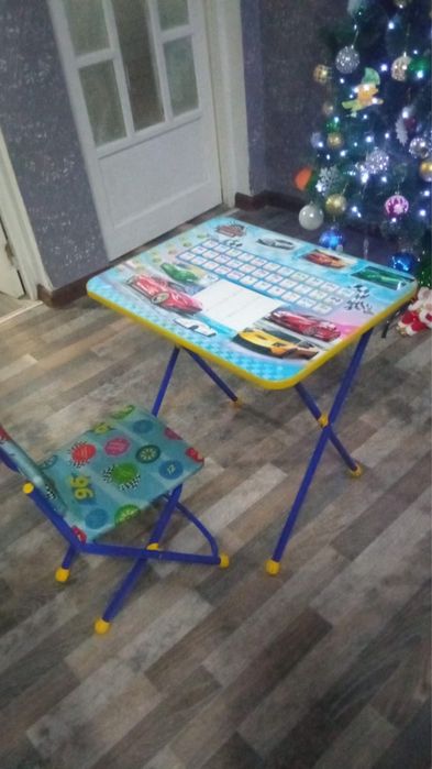 Детский стол со стулом