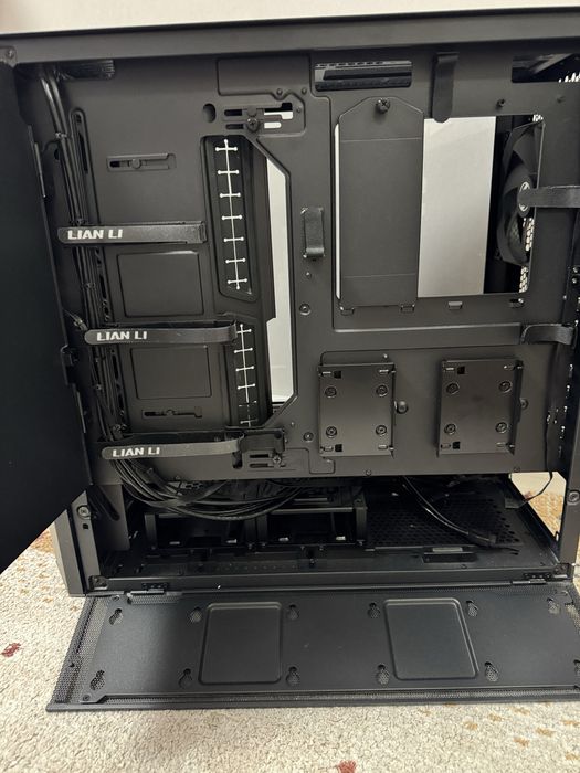 Топовый и большой корпус LIAN LI Lancool III черный