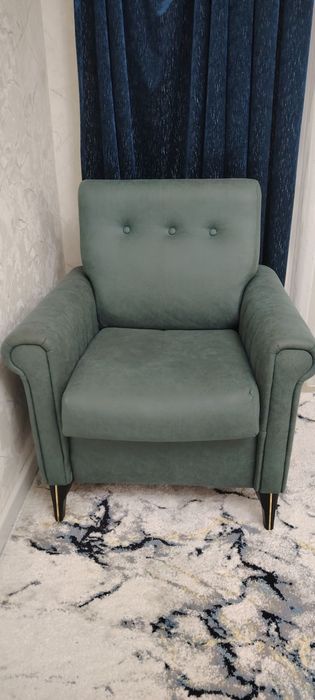 Yaxshi saqlangan divan