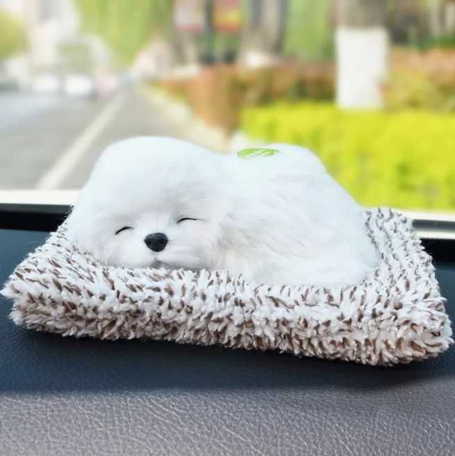 Мягкая Игрушка Спящая на подушке на панеле машины