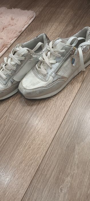 Дамски спортни обувки