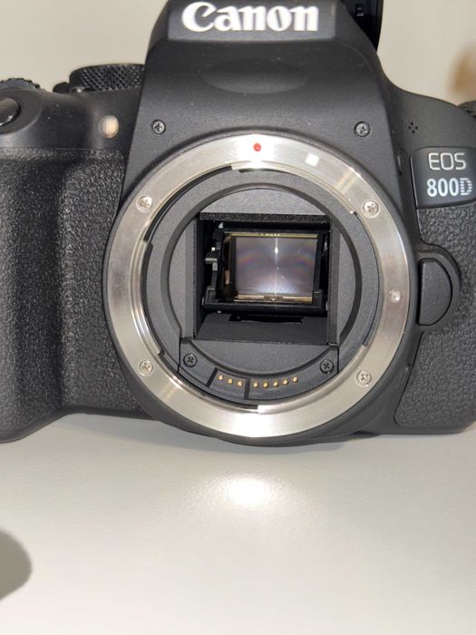 Canon EOS 800D + obiectiv kit 18-55mm - FULLBOX, folosit foarte puțin