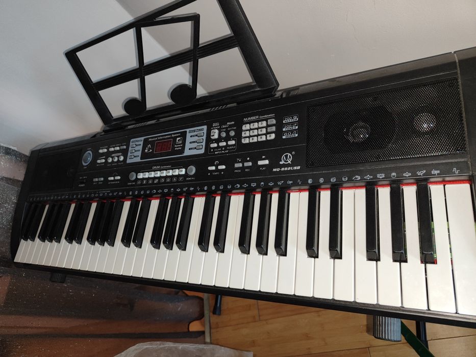 Синтезатор новый. Полупрофессиональный.