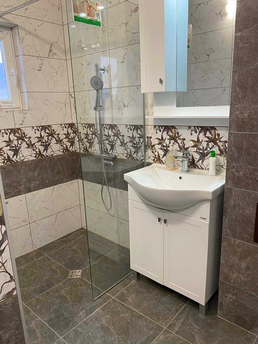 Монолитна къща с гараж с РЗП:240кв.м. с двор от 1462 кв.м.