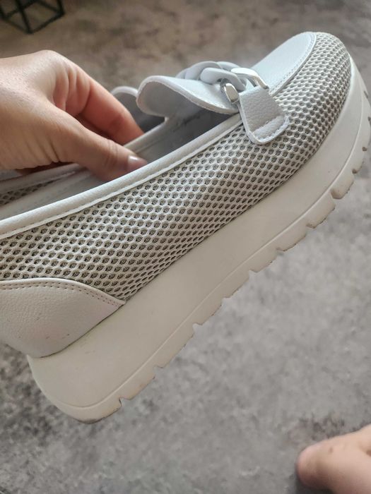 Макасини бели на платформа н.37