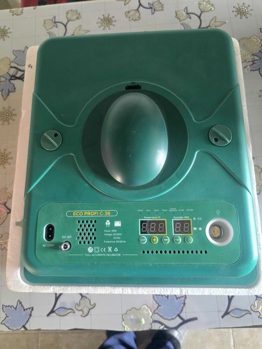Vand incubator cu rotire automata