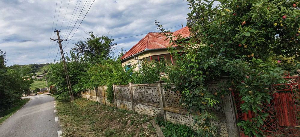 Teren intravilan cu casa bătrânească