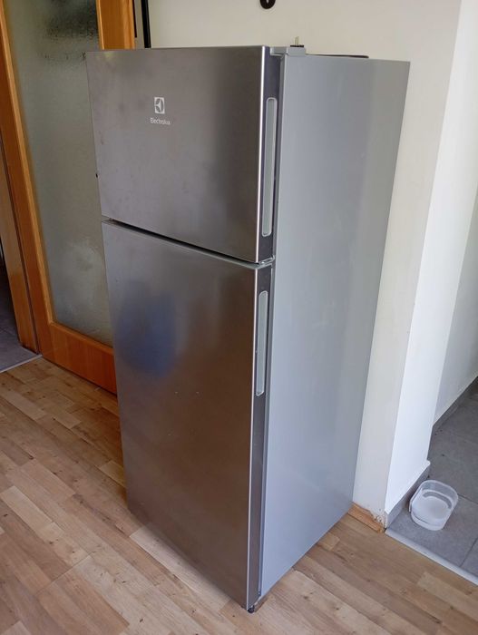 Хладилник Electrolux с фризер – 144x55x55 см – отлично състояние