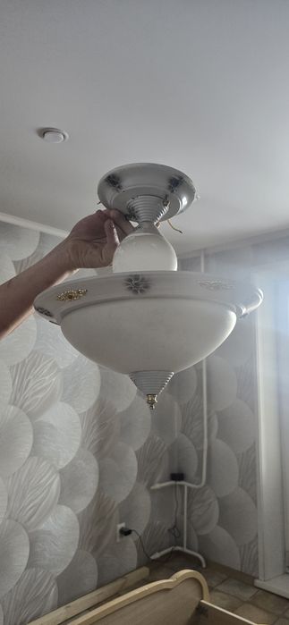 Продам люстры не дор