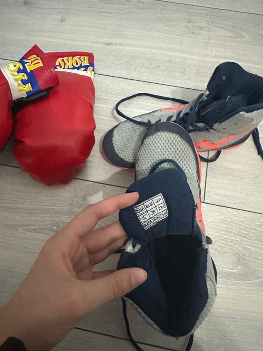 Ролики и перчатки