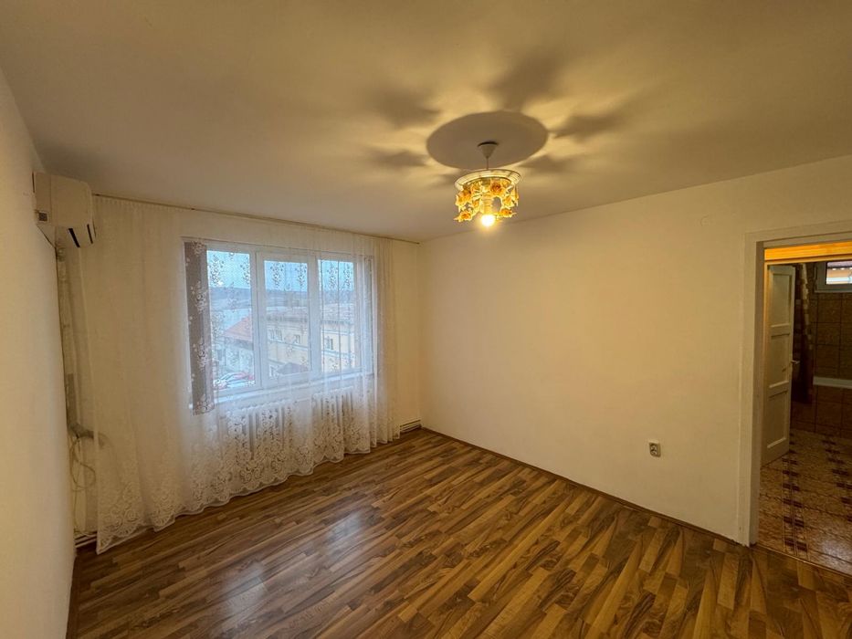 Apartament 2 camere nemobilat în Centru