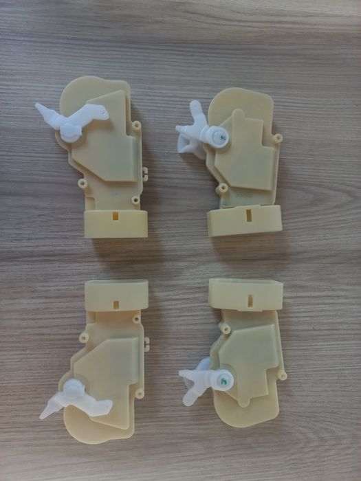 Актуатор,толкатель,доводчик замка двери на Lexus RX 300  GS 300